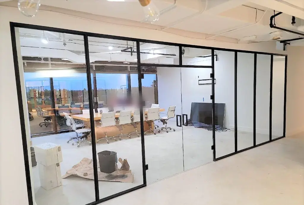 Siyah çerçeveli cam bölme duvar Çağrı İnşaat ofis bölme sistemi
